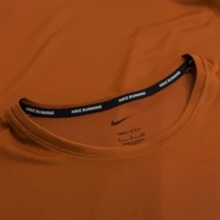 Nike Lauf T-Shirt Dri-FIT UV Miller - Orange/Silber -TTKX-KLEIDUNG SHOP 02e3c2c87116