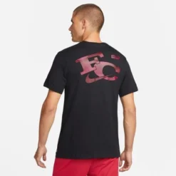 Nike F.C. T-Shirt Seasonal Graphic - Schwarz/Rot -TTKX-KLEIDUNG SHOP 3f44e91c19ca